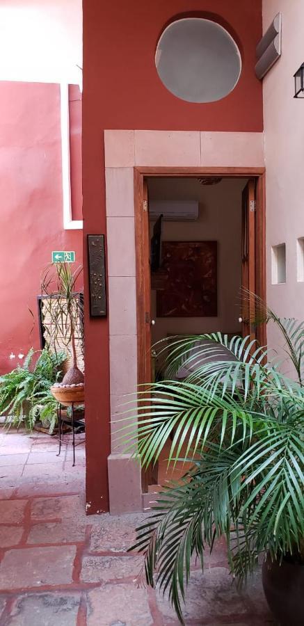 Habitación con cama grande